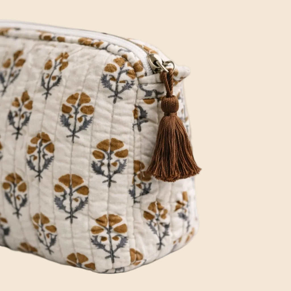 Trousse de toilette matelassée écrue à motif Fleur de Lys moka et gris bleuté avec pompon From India Boutique
