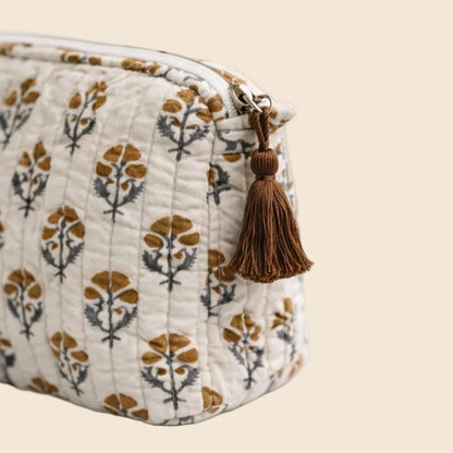 Trousse de toilette matelassée écrue à motif Fleur de Lys moka et gris bleuté avec pompon From India Boutique