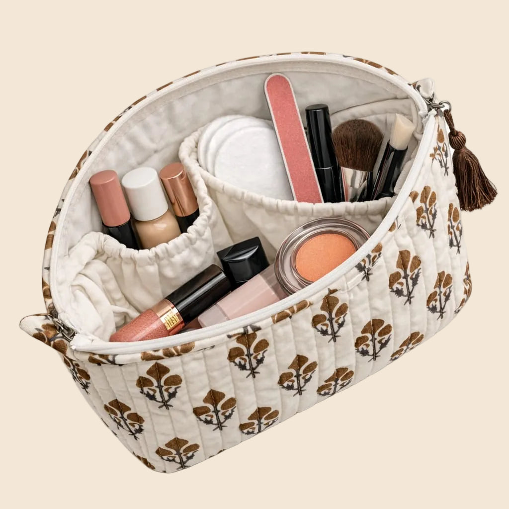 Trousse de toilette matelassée écrue à motif Fleur de Lys moka et gris bleuté avec pompon From India Boutique