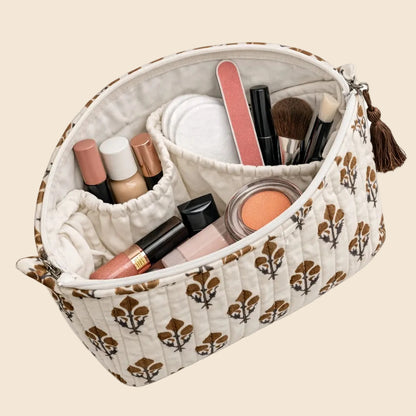 Trousse de toilette matelassée écrue à motif Fleur de Lys moka et gris bleuté avec pompon From India Boutique