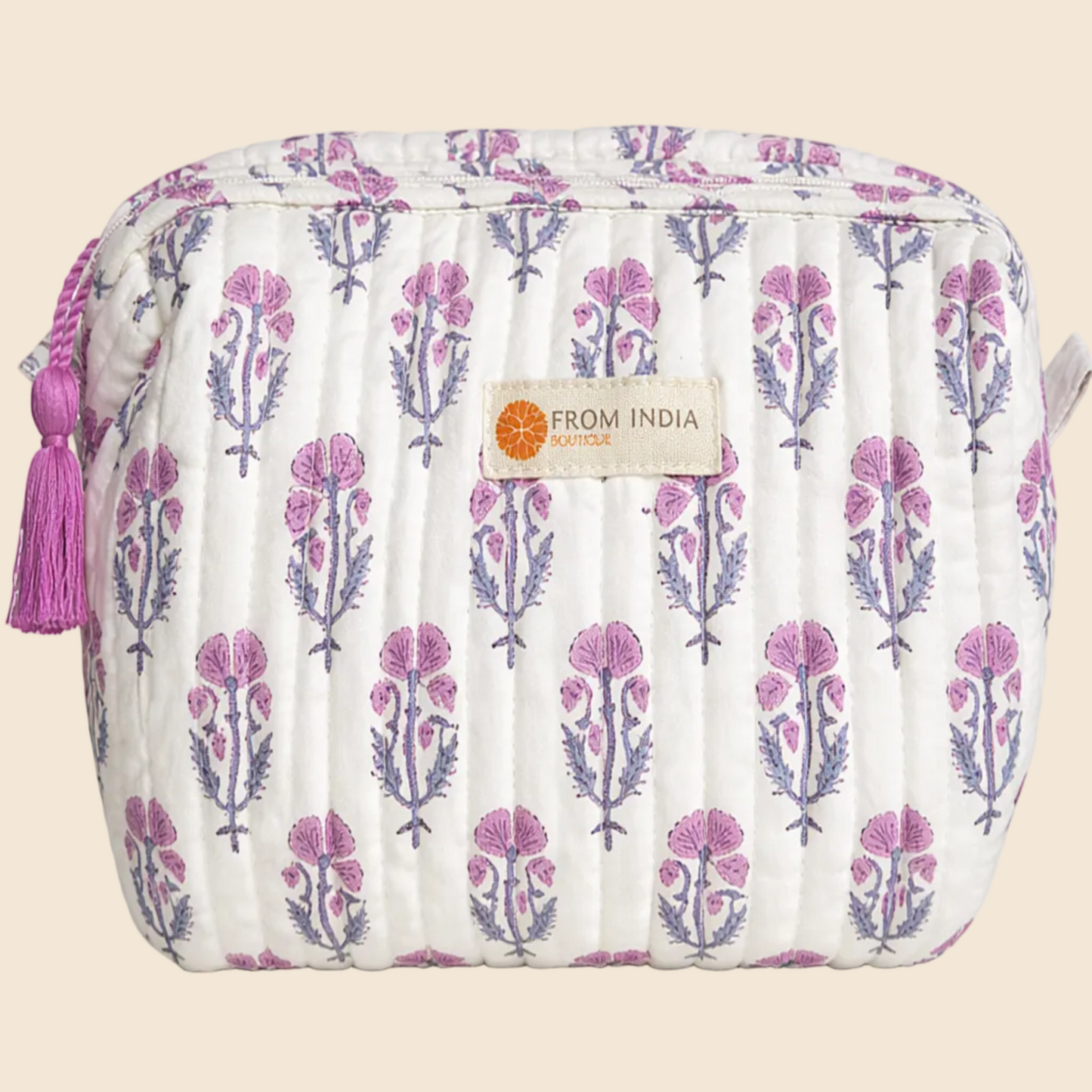 Trousse de toilette matelassée blanche From India Boutique, en coton imprimé artisanal à motifs floraux roses et bleu lavande, avec étiquette cousue et pompon rose, présentée sur fond blanc