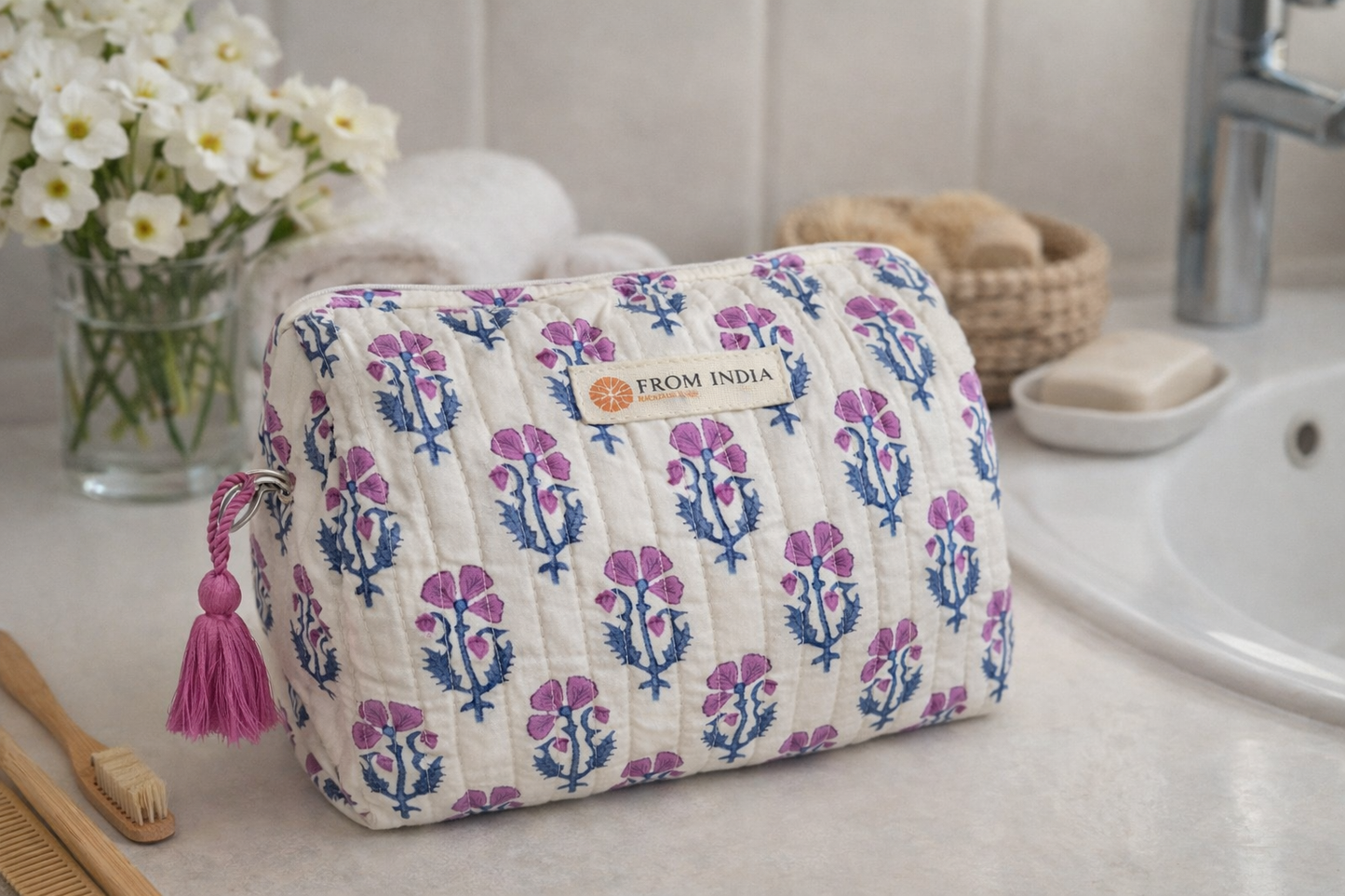 Trousse de toilette matelassée écrue à motif Fleur de Lys rose et violet bleuté avec pompon rose From India Boutique