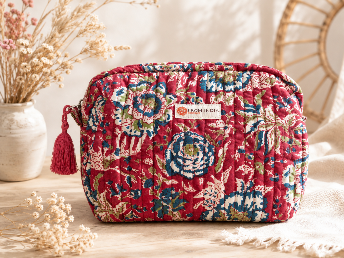 Trousse de toilette matelassée rouge bordeaux à motif floral bleu écru et vert avec pompon rouge From India Boutique