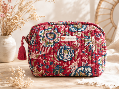 Trousse de toilette matelassée rouge bordeaux à motif floral bleu écru et vert avec pompon rouge From India Boutique