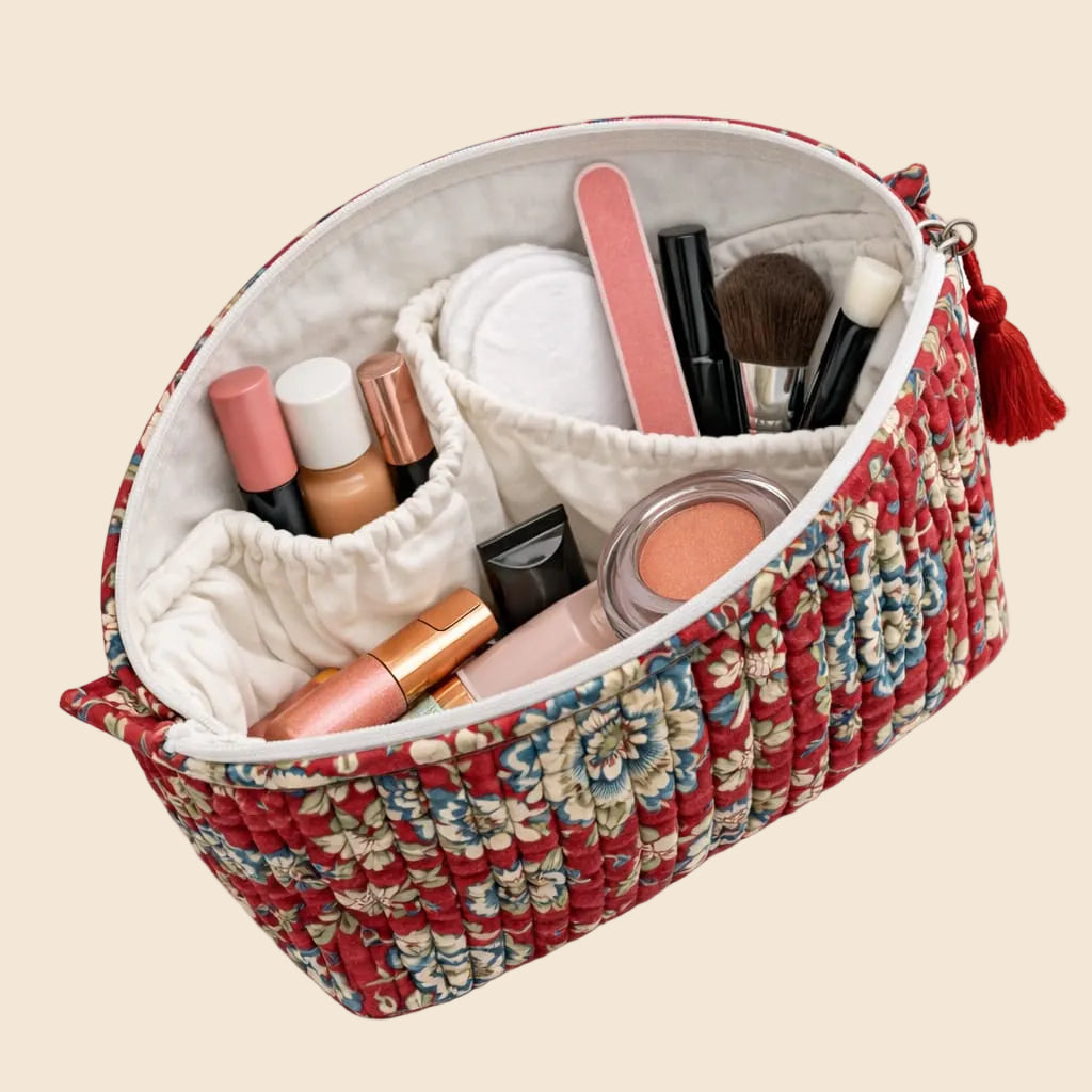 Trousse de toilette matelassée rouge bordeaux à motif floral bleu écru et vert avec pompon rouge From India Boutique