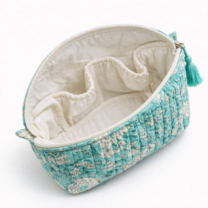 Trousse de toilette matelassée turquoise à motif floral blanc et bleu clair avec pompon turquoise From India Boutique