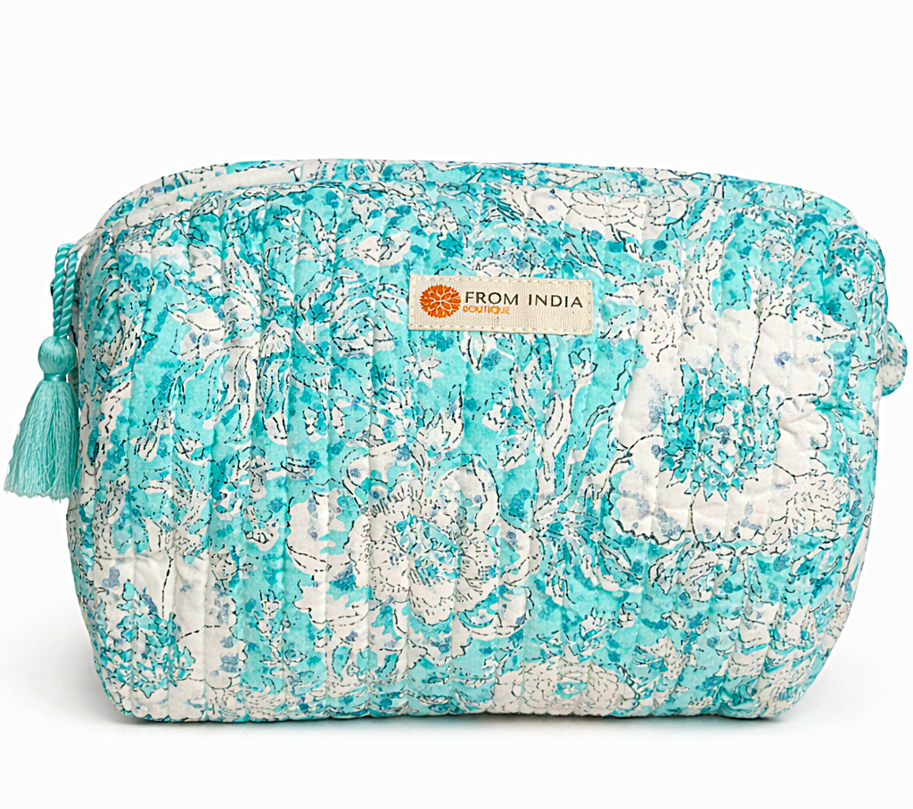 Trousse de toilette matelassée turquoise à motif floral blanc et bleu clair avec pompon turquoise From India Boutique