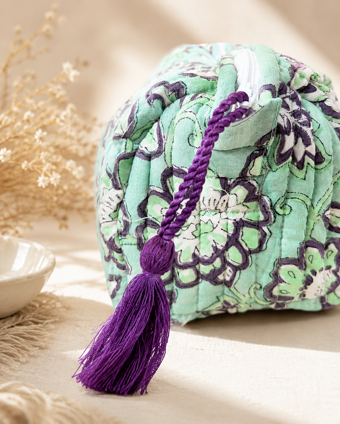 Trousse de toilette matelassée vert d’eau à motif floral violet et blanc avec pompon violet From India Boutique