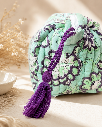 Trousse de toilette matelassée vert d’eau à motif floral violet et blanc avec pompon violet From India Boutique