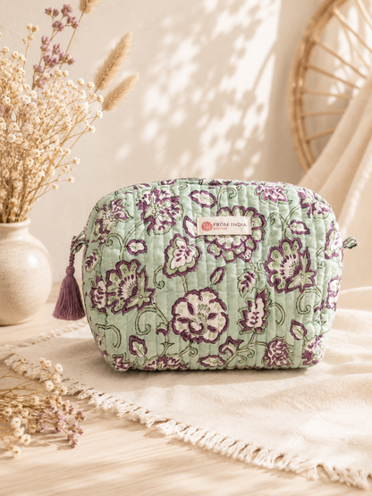 Trousse de toilette matelassée vert d’eau à motif floral violet et blanc avec pompon violet From India Boutique