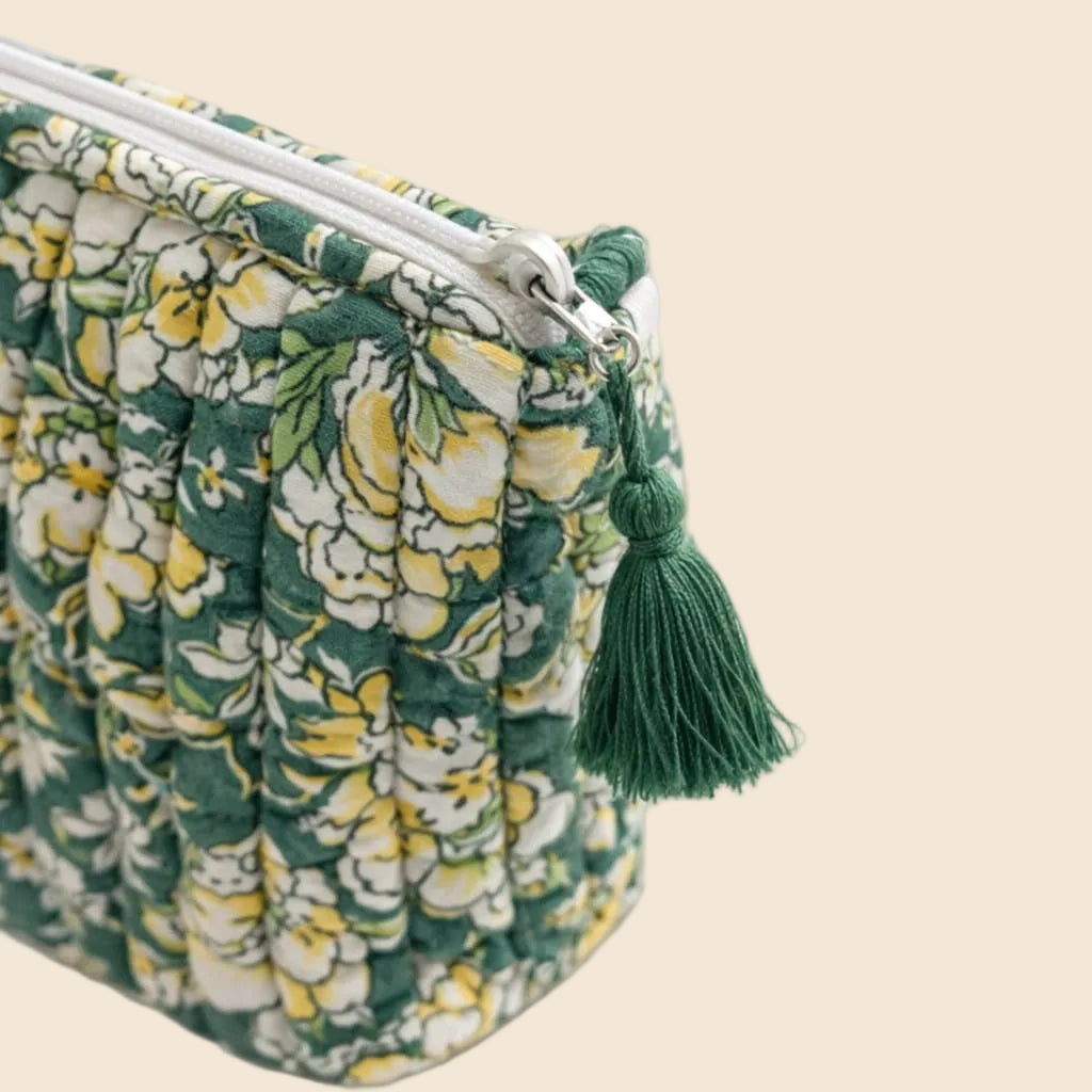 Trousse de toilette matelassée verte à motif floral jaune blanc et vert clair avec pompon vert From India Boutique