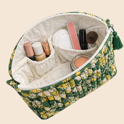 Trousse de toilette matelassée verte à motif floral jaune blanc et vert clair avec pompon vert From India Boutique